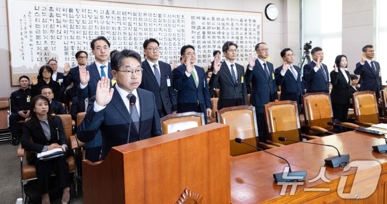 노만석 검찰총장 직무대행이 27일 서울 여의도 국회에서 열린 법제사법위원회 대검찰청 등에 대한 국정감사에 출석해 증인선서하고 있다. 2025.10.27/뉴스1 ⓒ News1 이승배 기자
