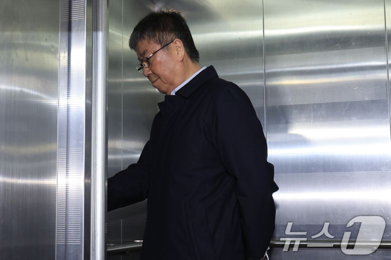 김대기 전 대통령 비서실장이 27일 오전 서울시 서초구 서초중앙로 해병대원 순직 사건 관련 의혹을 수사하는 순직해병특검팀(특별검사 이명현)으로 소환조사에 출석하고 있다. 2025.10.27/뉴스1 ⓒ News1 박정호 기자