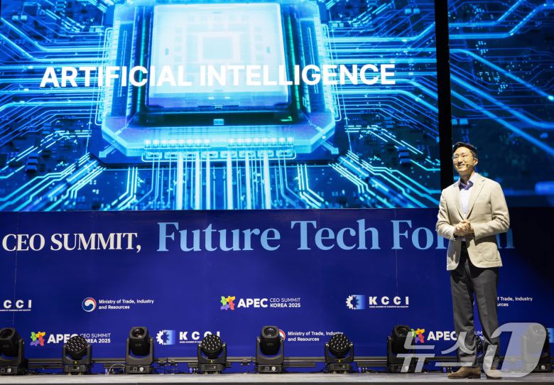 정기선 HD현대 회장이 27일 경주 엑스포공원에서 열린 APEC CEO 서밋 ‘퓨처 테크 포럼: 조선’에서 기조연설을 하고 있다. (HD현대 제공. 재판매 및 DB 금지) 2025.10.27/뉴스1 ⓒ News1 박지혜 기자