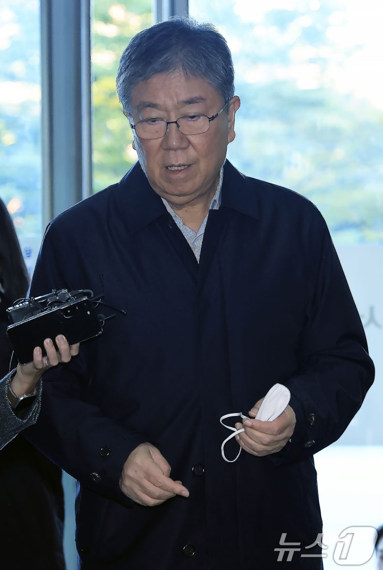 김대기 전 대통령 비서실장이 27일 오전 서울시 서초구 서초중앙로 해병대원 순직 사건 관련 의혹을 수사하는 순직해병특검팀(특별검사 이명현)으로 소환조사에 출석하고 있다. 2025.10.27/뉴스1 ⓒ News1 박정호 기자