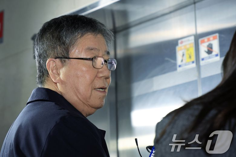 김대기 전 대통령 비서실장이 27일 오전 서울시 서초구 서초중앙로 해병대원 순직 사건 관련 의혹을 수사하는 순직해병특검팀(특별검사 이명현)으로 소환조사에 출석하며 취재진의 질문에 답하고 있다. 2025.10.27/뉴스1 ⓒ News1 박정호 기자