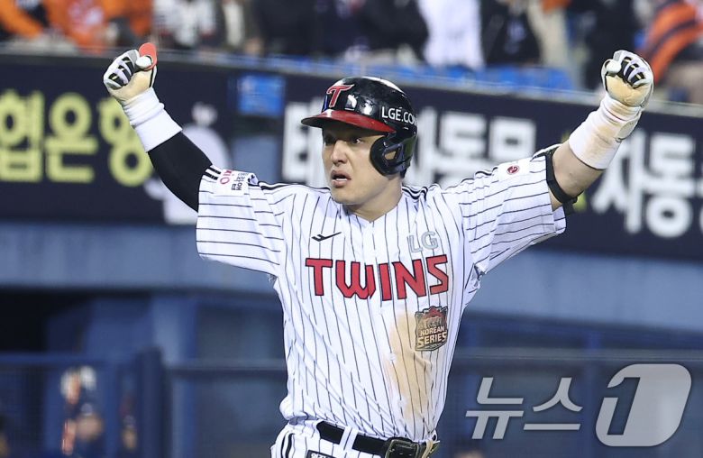 27일 서울 잠실야구장에서 열린 프로야구 2025 신한 SOL뱅크 KBO 포스트시즌 한국시리즈 2차전 한화 이글스와 LG 트윈스의 경기, LG 박동원이 3회말 2사 1루 상황에서 2점 홈런을 터뜨린 후 세리머니를 하고 있다. 2025.10.27/뉴스1 ⓒ News1 김성진 기자