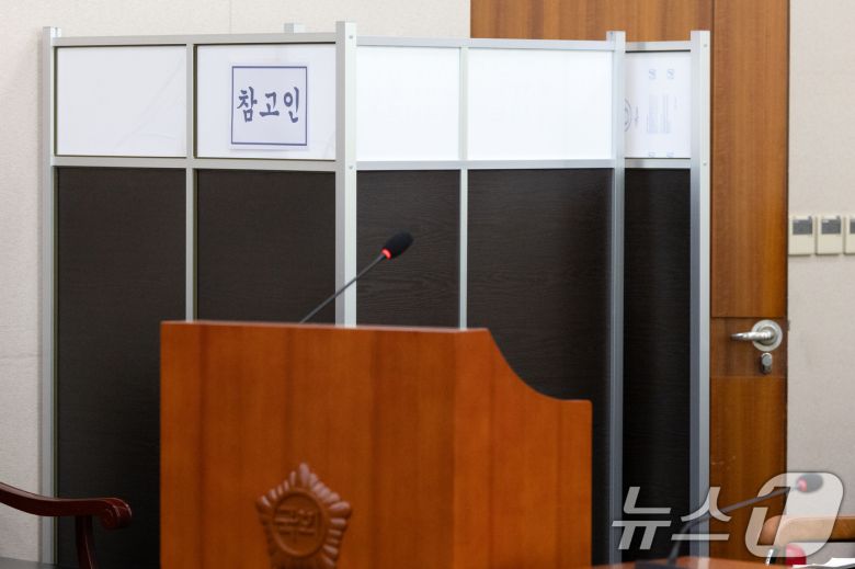 대검찰청 공업연구사 A씨가 27일 서울 여의도 국회에서 열린 법제사법위원회 대검찰청 등에 대한 국정감사에 참고인으로 출석해 가림막 안에서 답변하고 있다. 2025.10.27/뉴스1 ⓒ News1 이승배 기자