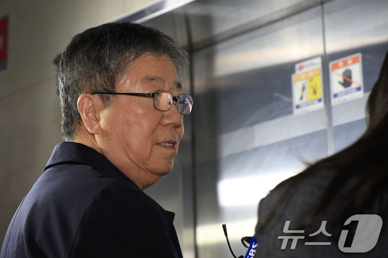 김대기 전 대통령 비서실장이 27일 오전 서울시 서초구 서초중앙로 해병대원 순직 사건 관련 의혹을 수사하는 순직해병특검팀(특별검사 이명현)으로 소환조사에 출석하고 있다. 2025.10.27/뉴스1 ⓒ News1 박정호 기자