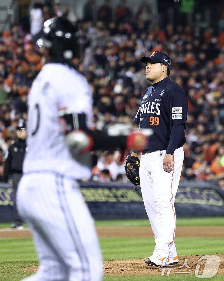 27일 서울 잠실야구장에서 열린 프로야구 2025 신한 SOL뱅크 KBO 포스트시즌 한국시리즈 2차전 한화 이글스와 LG 트윈스의 경기, 한화 선발 류현진이 2회말 무사 1,2루 상황에서 LG 오지환에게 볼넷을 허용하자 아쉬워하고 있다. 2025.10.27/뉴스1 ⓒ News1 김성진 기자