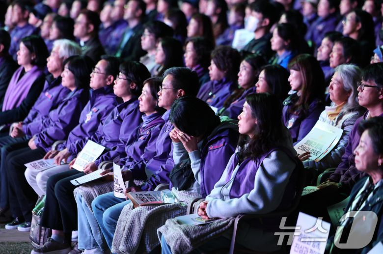 25일 서울 중구 서울광장에서 열린 10·29 이태원참사 3주기 시민추모대회에서 희생자 유가족이 눈물을 훔치고 있다. 2025.10.25/뉴스1 ⓒ News1 이호윤 기자