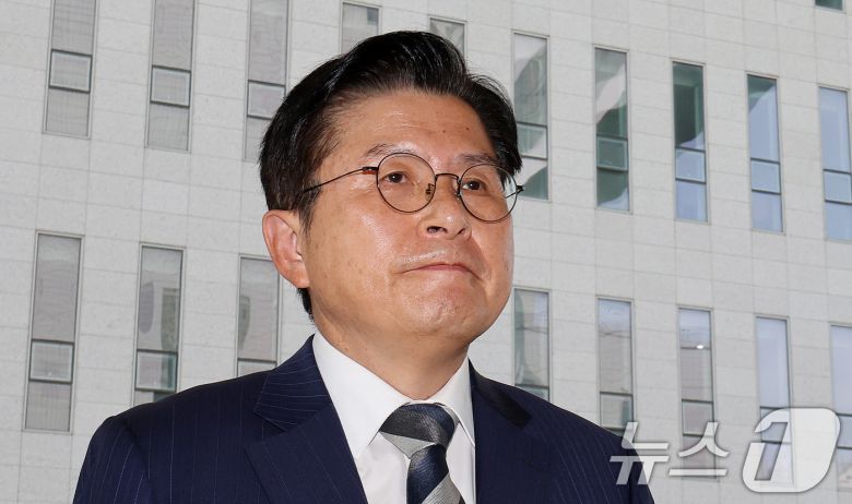 황교안 자유와혁신 대표가 지난 9월15일 서울 양천구 남부지법에서 열린 '지난 2019년 벌어진 국회 패스트트랙(신속처리안건) 충돌 사건' 1심 결심 공판에 출석하고 있다/뉴스1 ⓒ News1 박지혜 기자