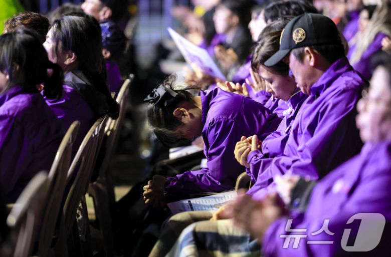 25일 서울 중구 서울광장에서 열린 10·29 이태원참사 3주기 시민추모대회에서 희생자 유가족들이 슬픔을 느끼고 있다. (공동취재) 2025.10.25/뉴스1 ⓒ News1 이호윤 기자