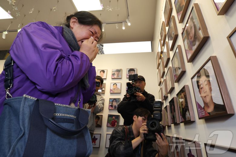 10·29 이태원참사 외국인 유가족들이 26일 오후 서울 종로구 별들의 집에 방문, 희생자의 사진을 벽에 걸며 눈물을 흘리고 있다. (공동취재) 2025.10.26/뉴스1 ⓒ News1 김민지 기자
