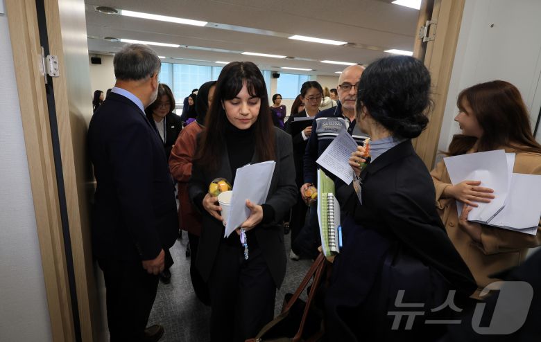 10·29 이태원참사 외국인 희생자 유가족들이 27일 오전 서울 중구 이태원참사 진상규명 재발방지를 위한 특별조사위에서 열리는 조사에 참석하고 있다. 2025.10.27/뉴스1 ⓒ News1 김진환 기자