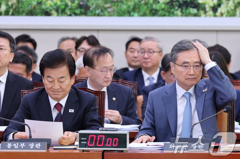 정동영 통일부 장관과 조현 외교부 장관이 28일 서울 여의도 국회 외교통일위원회에서 열린 외교부·통일부 등에 대한 종합감사에서 생각에 잠겨 있다. 2025.10.28/뉴스1 ⓒ News1 신웅수 기자