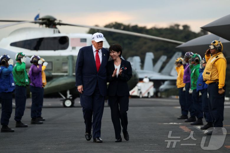 28일 마린원(미국 대통령 전용 헬기)에 동승해 주일 미군 요코스카 기지에 도착한 도널드 트럼프 미 대통령과 다카이치 사나에 일본 총리. 2025.10.28 ⓒ 로이터=뉴스1 ⓒ News1 이지예 객원기자