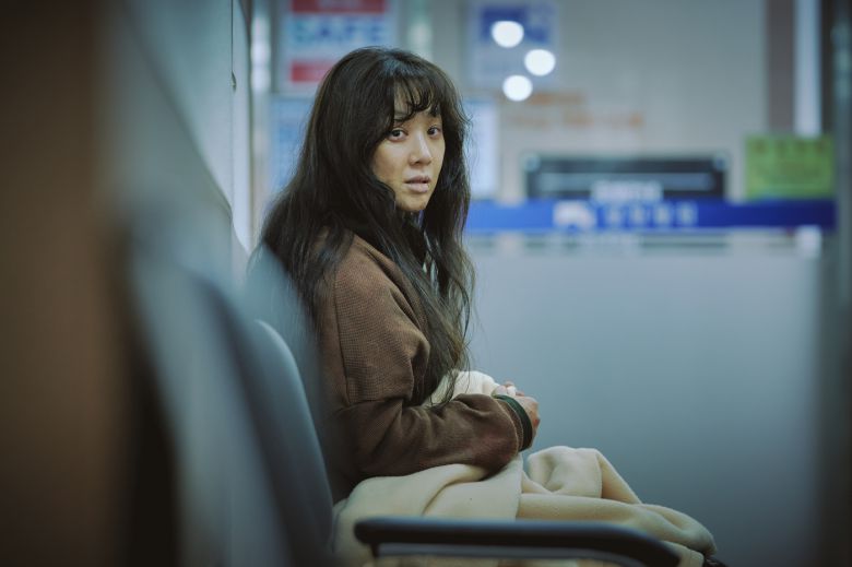 하얀 차를 탄 여자 스틸