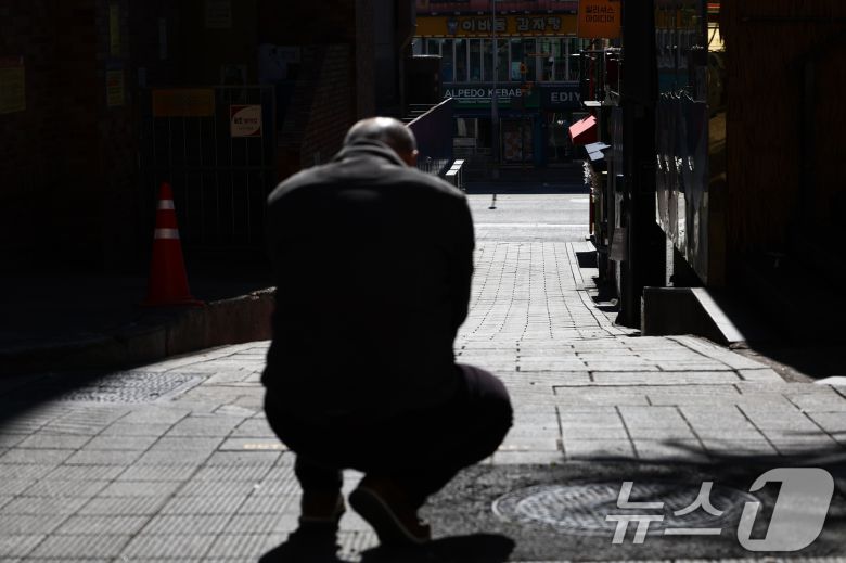 10.29이태원참사 3주기를 이틀 앞둔 27일 오후 한 시민이 이태원참사가 발생한 골목을 바라보고 있다. 2025.10.27/뉴스1 ⓒ News1 김민지 기자
