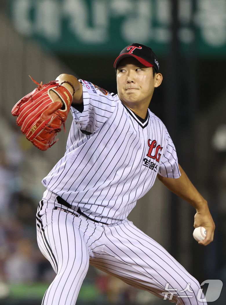 1일 오후 서울 송파구 잠실야구장에서 열린 프로야구 2025 신한 SOL 뱅크 KBO 리그 NC 다이노스와 LG 트윈스의 경기 5회초 LG 교체투수 손주영이 역투하고 있다. 2025.10.1/뉴스1 ⓒ News1 황기선 기자