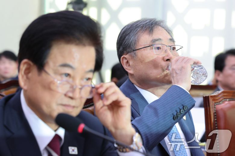 조현 외교부 장관이 28일 서울 여의도 국회 외교통일위원회에서 열린 외교부·통일부 등에 대한 종합감사에서 목을 축이고 있다. 2025.10.28/뉴스1 ⓒ News1 신웅수 기자