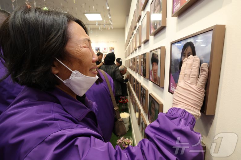 10·29 이태원참사 외국인 유가족들이 26일 오후 서울 종로구 별들의 집에 방문, 희생자의 사진을 벽에 걸며 눈물을 흘리고 있다. (공동취재) 2025.10.26/뉴스1 ⓒ News1 김민지 기자