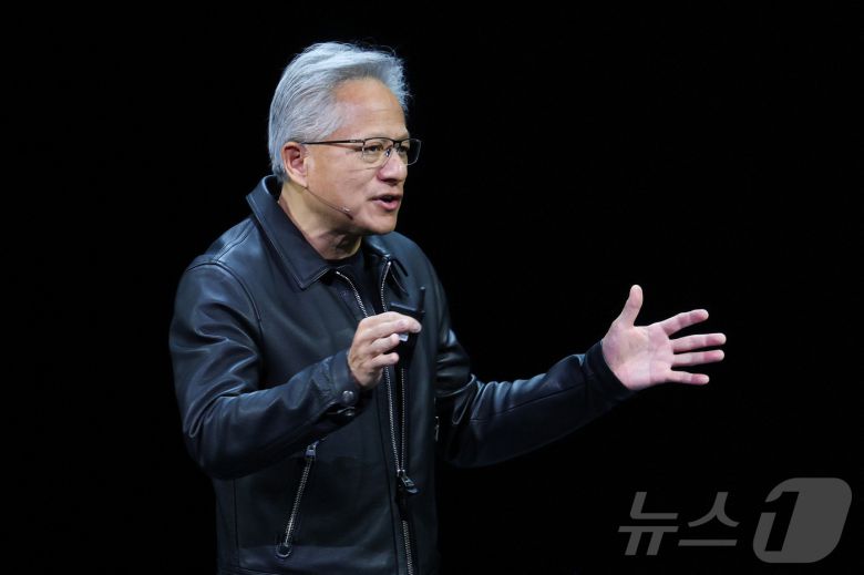 젠슨 황 엔비디아 최고경영자(CEO)가 28일(현지시간) 워싱턴 DC 월터 E. 워싱턴 컨벤션센터에서 열린 '엔비디아 GPU 테크놀로지 콘퍼런스'에서 기조연설을 하고 있다. 2025.10.28. ⓒ AFP=뉴스1 ⓒ News1 윤다정 기자