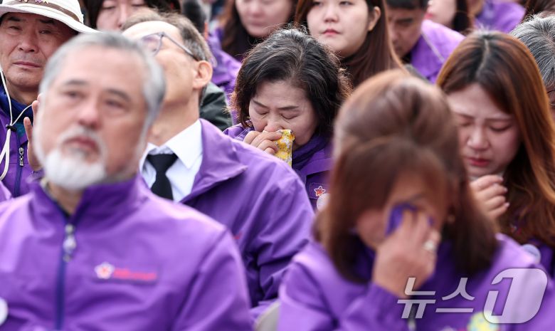 29일 서울 종로구 광화문광장에서 열린 10.29 이태원 참사 3주기 기억식에서 유가족들이 슬픔에 잠겨 있다. 2025.10.29/뉴스1 ⓒ News1 김성진 기자