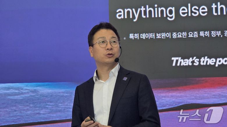 배태원 인텔코리아 대표이사 사장이 울 강남역 오퍼스 407 빌딩에서 열린 인텔 익스피리언스 팝업 스토어-서울 론칭 기자간담회서 발언하고 있다. 2025.10.28 뉴스1 ⓒNews1 김민석 기자