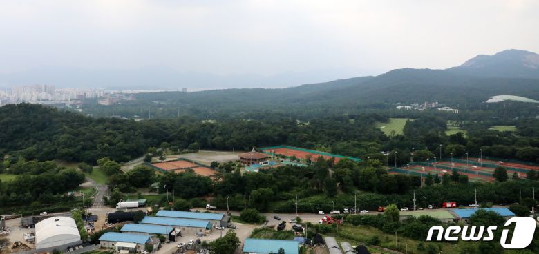 경기도 구리시 갈매 더샵 나인힐스에서 바라본 서울 노원구 태릉골프장의 모습. 뉴스1 ⓒ News1 김진환 기자