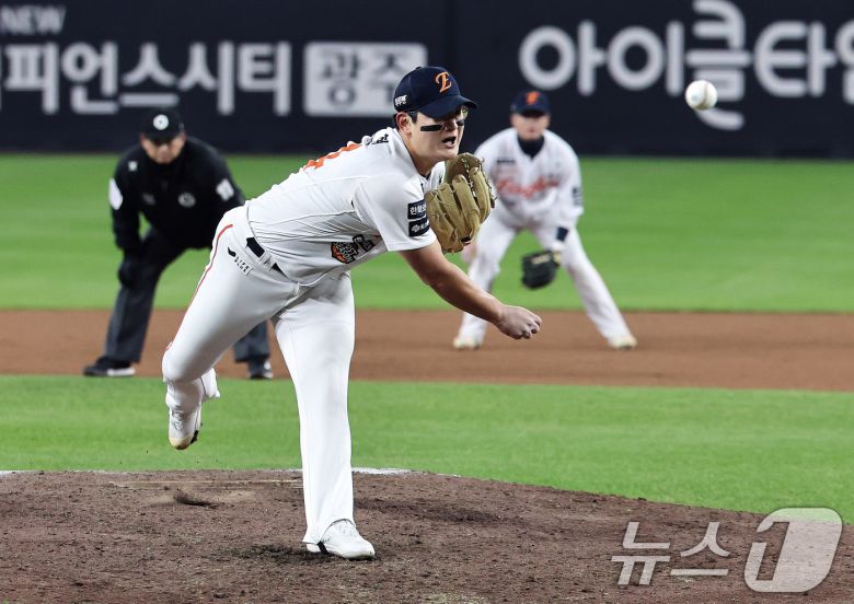 29일 오후 대전 한화생명볼파크에서 열린 프로야구 2025 신한 SOL뱅크 KBO 한국시리즈 3차전 LG트윈스와 한화 이글스의 경기, LG의 8회초 한화 김서현이 역투하고 있다. 2025.10.29/뉴스1 ⓒ News1 구윤성 기자