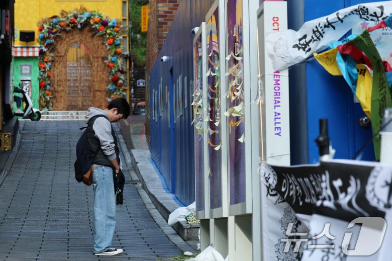 10·29 이태원 참사 3주기를 맞은 29일 오전 서울 용산구 이태원 참사 현장 골목에서 한 시민이 묵념을 하고 있다. 2025.10.29/뉴스1 ⓒ News1 오대일 기자