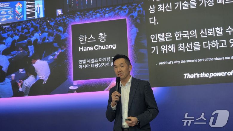 한스 촹 인텔 세일즈 마케팅 그룹 아태지역 총괄이 울 강남역 오퍼스 407 빌딩에서 열린 인텔 익스피리언스 팝업 스토어-서울 론칭 기자간담회서 발언하고 있다. 2025.10.28 뉴스1 ⓒNews1 김민석 기자