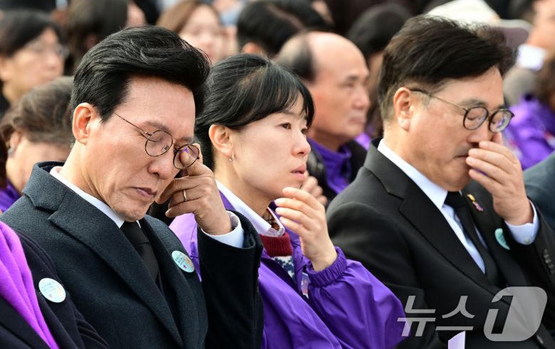 김민석 국무총리와 우원식 국회의장이 29일 서울 종로구 광화문광장에서 열린 10.29 이태원 참사 3주기 기억식에서 눈물을 닦고 있다. (공동취재) 2025.10.29/뉴스1 ⓒ News1 김성진 기자