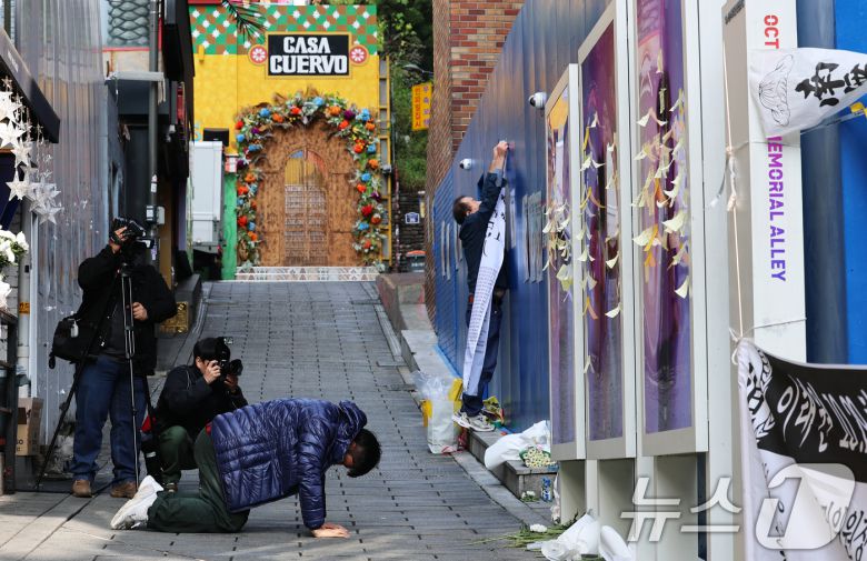 10·29 이태원 참사 3주기를 맞은 29일 오전 서울 용산구 이태원 참사 현장 골목에서 한 시민이 헌화 후 절을 하고 있다. 2025.10.29/뉴스1 ⓒ News1 오대일 기자