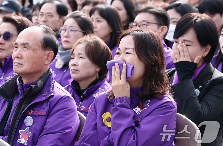 29일 서울 종로구 광화문광장에서 열린 10.29 이태원 참사 3주기 기억식에서 유가족들이 눈물을 흘리고 있다. 2025.10.29/뉴스1 ⓒ News1 김성진 기자