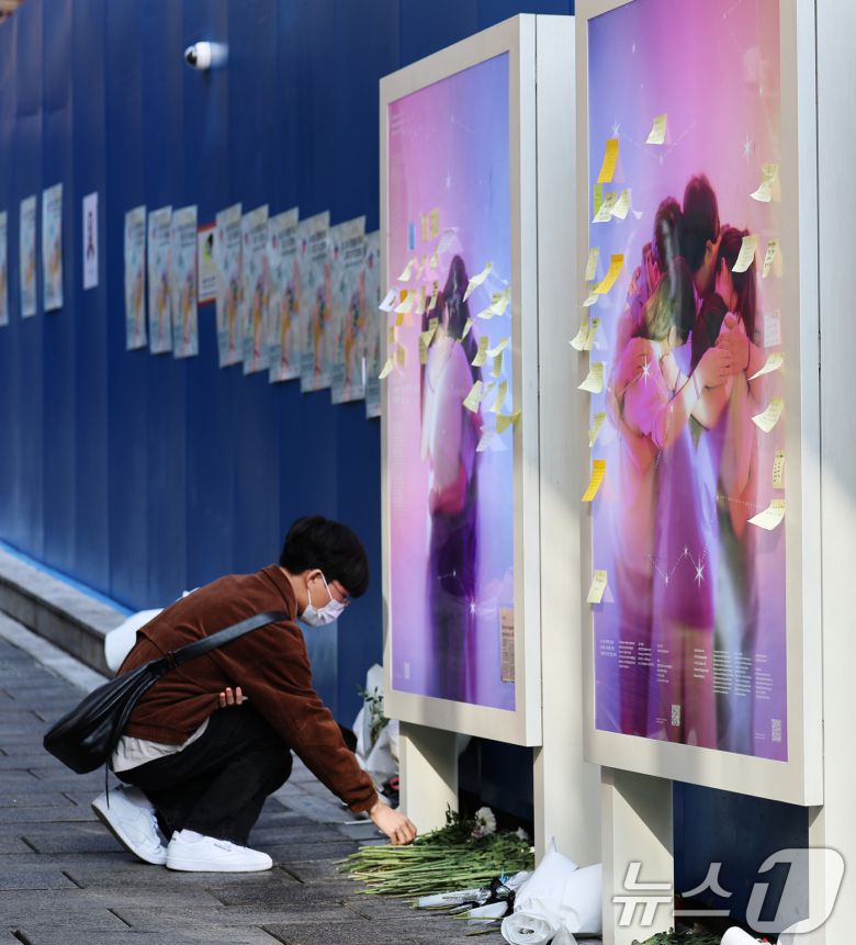 10·29 이태원 참사 3주기를 맞은 29일 오전 서울 용산구 이태원 참사 현장 골목에서 한 시민이 헌화를 하고 있다. 2025.10.29/뉴스1 ⓒ News1 오대일 기자