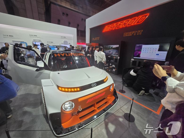 29일 일본 도쿄 빅사이트에서 열린 '재팬 모빌리티쇼 2025' 내 현대자동차 부스에 소형 전기 SUV '인스터'의 고성능 콘셉트카 '인스터로이드'가 전시된 모습. 2025.10.29/뉴스1 김성식 기자