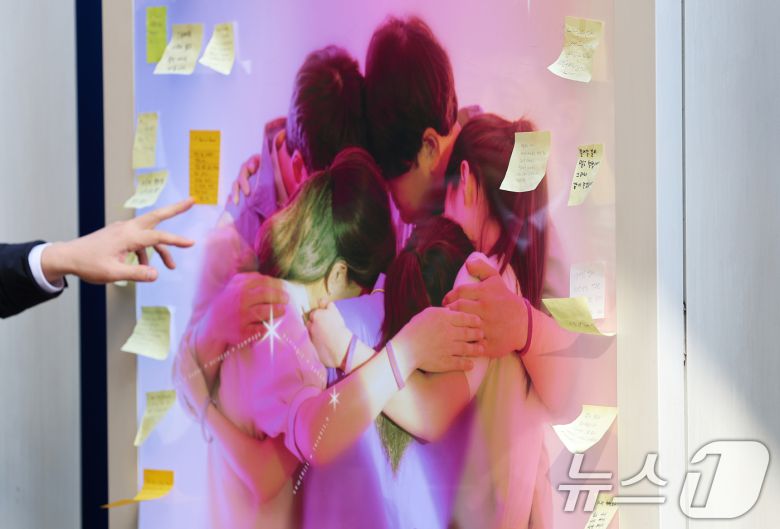 10·29 이태원 참사 3주기를 맞은 29일 오전 서울 용산구 이태원 참사 현장 골목에서 시민들이 추모 메시지를 읽고 있다. 2025.10.29/뉴스1 ⓒ News1 오대일 기자