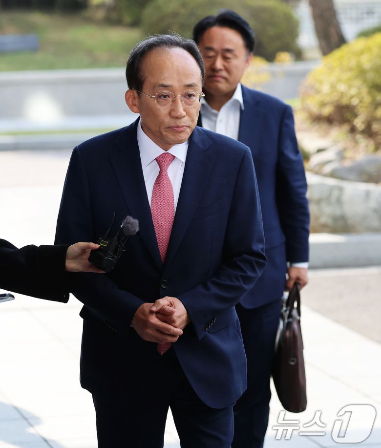 국회의 계엄해제 의결을 방해한 의혹을 받는 추경호 전 국민의힘 원내대표가 30일 오전 서울 서초구 서울고등검찰청에 마련된 내란 특검팀(특별검사 조은석) 사무실에서 피의자 신분으로 조사를 받기 위해 출석하고 있다. 2025.10.30/뉴스1 ⓒ News1 오대일 기자