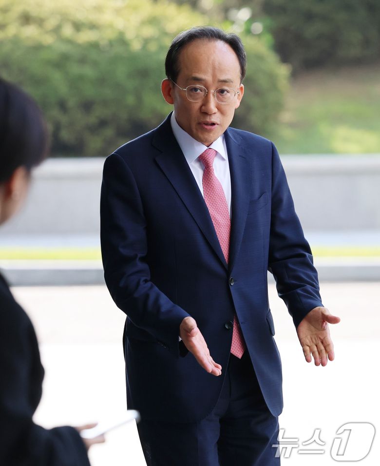 국회의 계엄해제 의결을 방해한 의혹을 받는 추경호 전 국민의힘 원내대표가 30일 오전 서울 서초구 서울고등검찰청에 마련된 내란 특검팀(특별검사 조은석) 사무실에서 피의자 신분으로 조사를 받기 위해 출석하고 있다. 2025.10.30/뉴스1 ⓒ News1 오대일 기자