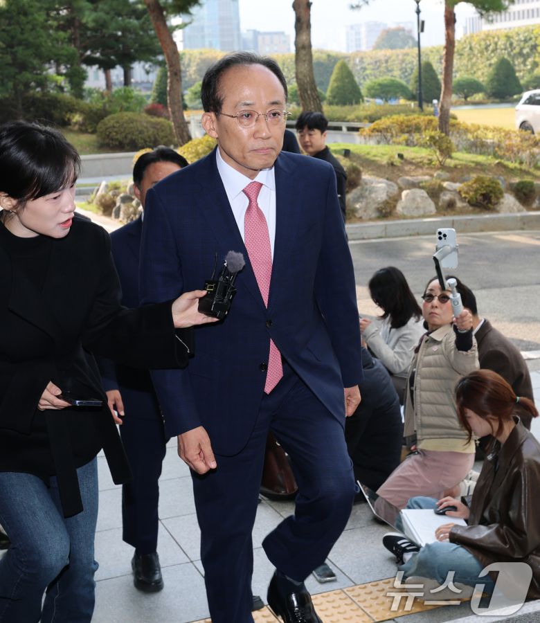 국회의 계엄해제 의결을 방해한 의혹을 받는 추경호 전 국민의힘 원내대표가 30일 오전 서울 서초구 서울고등검찰청에 마련된 내란 특검팀(특별검사 조은석) 사무실에서 피의자 신분으로 조사를 받기 위해 출석하고 있다. 2025.10.30/뉴스1 ⓒ News1 오대일 기자