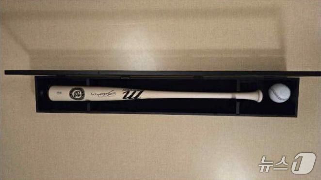 대통령실은 도널드 트럼프 미국 대통령이 이재명 대통령에게 경주 한미 정상회담 계기로 야구배트와 야구공을 선물했다고 30일 밝혔다. (대통령실 제공. 재판매 및 DB 금지) 2025.10.30/뉴스1 ⓒ News1 허경 기자