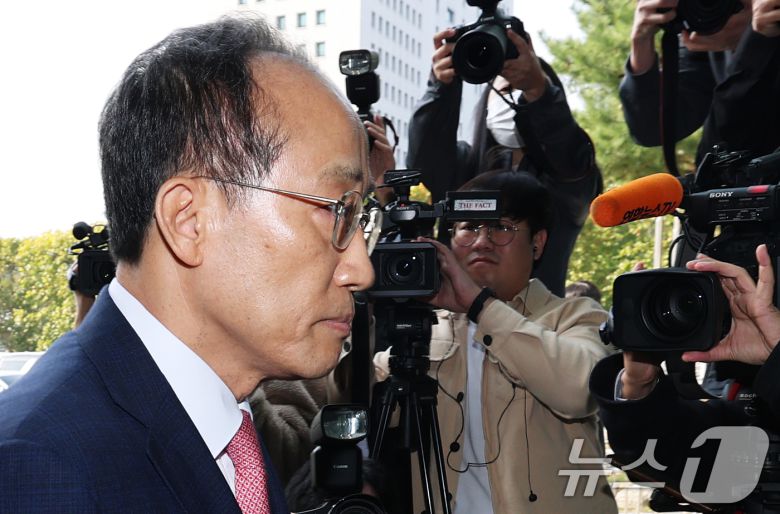 국회의 계엄해제 의결을 방해한 의혹을 받는 추경호 전 국민의힘 원내대표가 30일 오전 서울 서초구 서울고등검찰청에 마련된 내란 특검팀(특별검사 조은석) 사무실에서 피의자 신분으로 조사를 받기 위해 출석하고 있다. 2025.10.30/뉴스1 ⓒ News1 오대일 기자