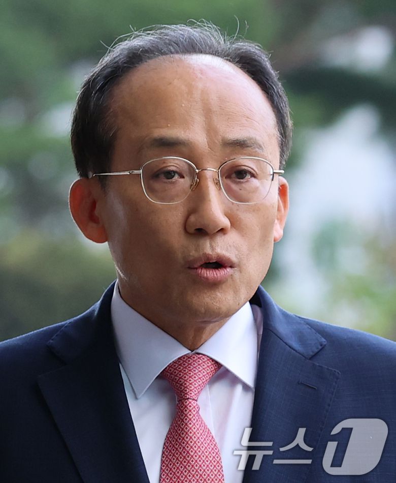 국회의 계엄해제 의결을 방해한 의혹을 받는 추경호 전 국민의힘 원내대표가 30일 오전 서울 서초구 서울고등검찰청에 마련된 내란 특검팀(특별검사 조은석) 사무실에서 피의자 신분으로 조사를 받기 위해 출석하며 입장을 밝히고 있다. 2025.10.30/뉴스1 ⓒ News1 오대일 기자