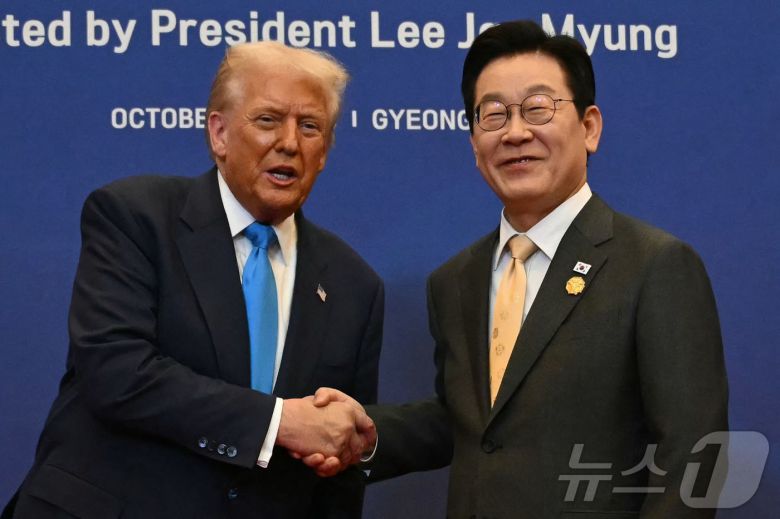 이재명 대통령과 도널드 트럼프 미국 대통령이 29일 오후 경북 경주시 힐튼호텔 경주에서 열린 '이 대통령 주최 정상 특별만찬'에서 악수를 나누고 있다.ⓒ AFP=뉴스1 ⓒ News1 송원영 기자