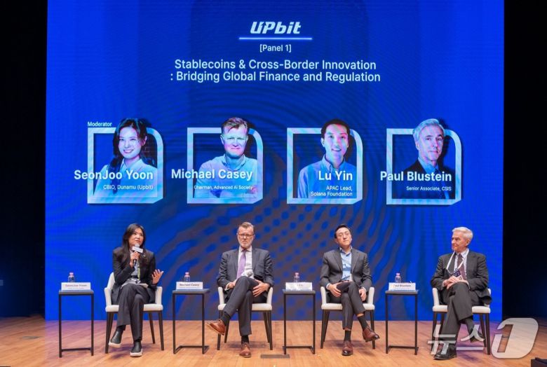 30일 열린 ‘퓨처테크포럼 디지털자산’에서 (왼쪽부터) 윤선주 두나무 CBIO, 마이클 케이시 MIT 미디어랩 디지털 화폐 이니셔티브 수석 고문, 루 인 솔라나 재단 APAC 사업개발 총괄, 폴 블루스타인 금융 저널리스트∙‘킹달러’ 저자가 ‘스테이블코인과 국경간 혁신’을 주제로 패널 토론을 진행하고 있다. 두나무 제공.