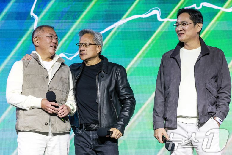 젠슨 황 엔비디아 최고경영자(CEO)와 이재용 삼성전자 회장, 정의선 현대차그룹 회장이 30일 서울 강남구 코엑스에서 열린 엔비디아 지포스 게이머 페스티벌에 참석하고 있다. (공동취재) 2025.10.30/뉴스1 ⓒ News1 김진환 기자