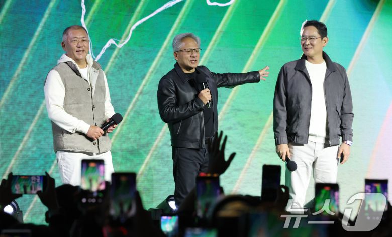 젠슨 황 엔비디아 CEO가 30일 밤 서울 강남구 코엑스광장에서 지포스(GeForce) 한국 25주년을 기념해 열린 '지포스 게이머 페스티벌'에 이재용 삼성전자 회장, 정의선 현대차그룹 회장과 함께 올라 인사를 하고 있다. (공동취재) 2025.10.30/뉴스1 ⓒ News1 김진환 기자