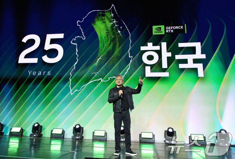 젠슨 황 엔비디아 CEO가 30일 밤 서울 강남구 코엑스 K-POP 광장에서 지포스(GeForce) 한국 25주년을 기념해 열린 '지포스 게이머 페스티벌'에 참가해 발언하고 있다. (공동취재) 2025.10.30/뉴스1 ⓒ News1 김진환 기자