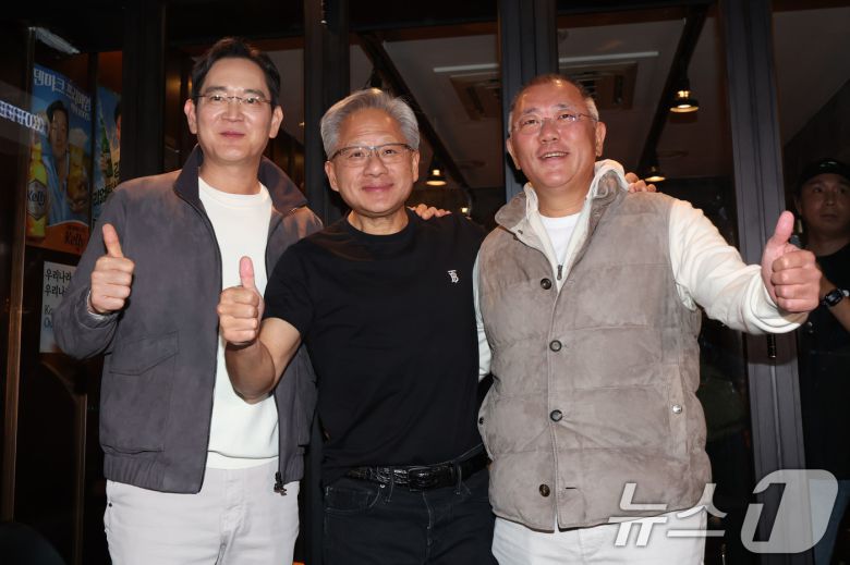 이재용 삼성전자 회장(왼쪽부터)과 젠슨 황 엔비디아 최고경영자(CEO), 정의선 현대차그룹 회장이 30일 저녁 서울 삼성동의 한 치킨집에서 '치맥' 회동을 마친 후 인사를 하고 있다. (공동취재) 2025.10.30/뉴스1 ⓒ News1 김진환 기자