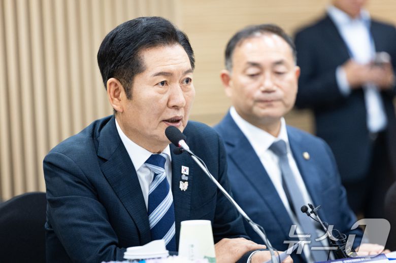 정청래 더불어민주당 대표가 31일 서울 마포구 상장회사회관에서 열린 더불어민주당-한국중견기업연합회 정책간담회에서 인사말을 하고 있다. 2025.10.31/뉴스1 ⓒ News1 유승관 기자