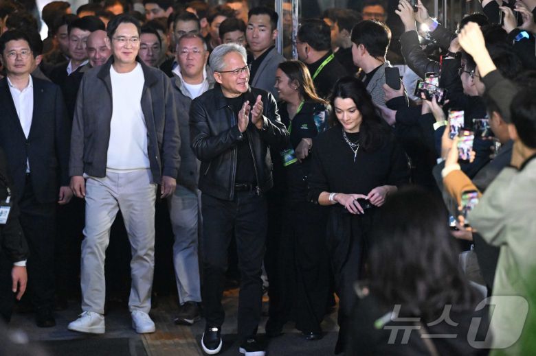 젠슨 황 엔비디아 최고경영자(CEO)가 30일 오후 서울 강남구 코엑스에서 열린 엔비디아 그래픽카드(GPU) ‘지포스’의 한국 출시 25주년 행사에서 이재용 삼성전자 회장, 정의선 현대차그룹 회장과 함께 참석하고 있다. (공동취재) 2025.10.30/뉴스1 ⓒ News1 김진환 기자