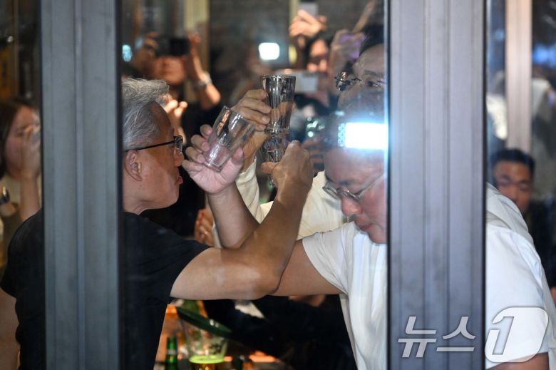 젠슨 황 엔비디아 최고경영자(CEO)가 30일 오후 서울 강남구 삼성역 인근 깐부치킨 매장에서 이재용 삼성그룹 회장, 정의선 현대차그룹 회장과 치킨 회동을 하고 있다. (공동취재) 2025.10.30/뉴스1 ⓒ News1 김진환 기자