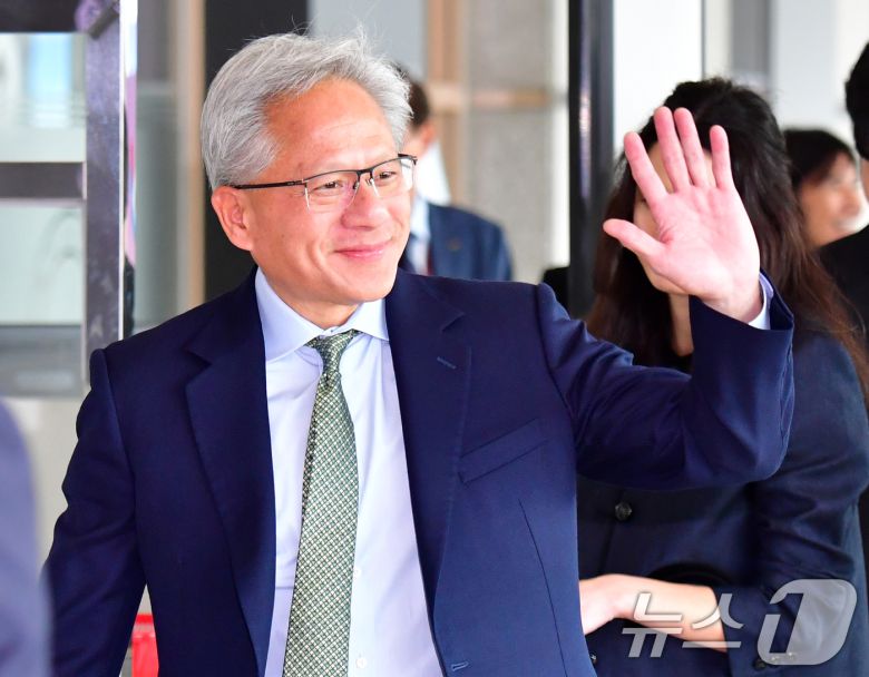 아시아태평양 경제협력체(APEC)에 참석하기 위해 전용기로 경북 포항경주공항에 도착한 엔비디아 창립자 겸 CEO 젠슨 황이 공항 밖에서 기다리던 시민들에게 다가가 인사하고 있다. 2025.10.31/뉴스1 ⓒ News1 최창호 기자